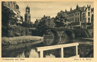 1422 Gezicht op de Oudegracht te Utrecht, met op de voorgrond de Bakkerbrug en links op de achtergrond de Domtoren.